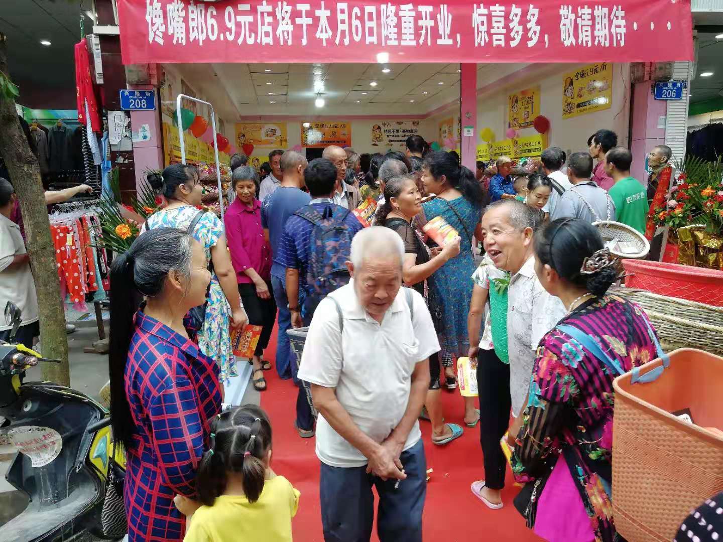 饞嘴郎重慶零食加盟店開業(yè)生意火爆，當(dāng)日營業(yè)額高達(dá)19000元，