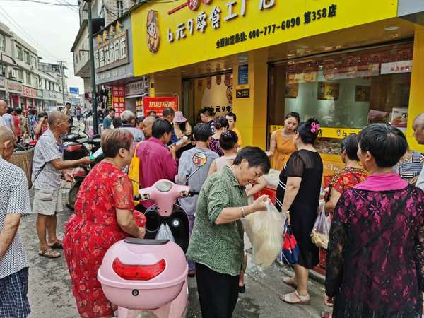 饞嘴郎成都木蘭鎮(zhèn)第358加盟店回饋活動現(xiàn)場