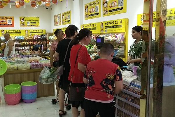 零食加盟店經(jīng)營重點(diǎn)：維護(hù)客源，抓住回頭客